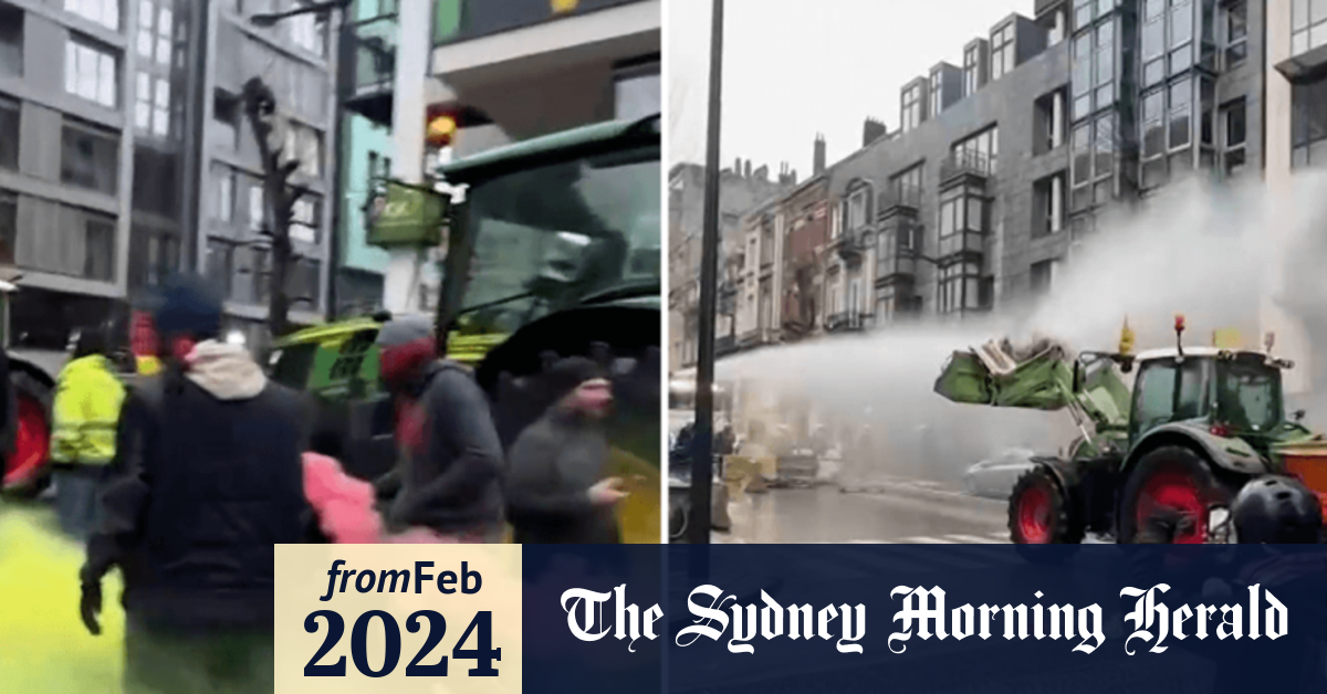 Video Police sprayed with liquid manure at EU farmers' protest